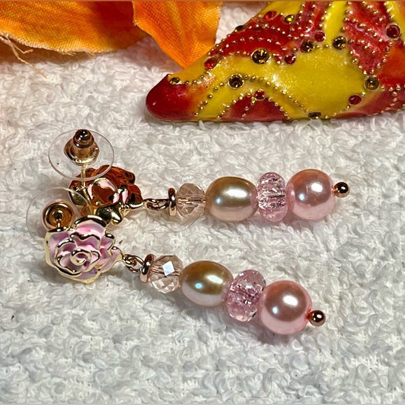 🌸JUNE IS PEARL BIRTHSTONE-fresh water pearl and flower earrings-classics! PINK - Picture 5 of 9